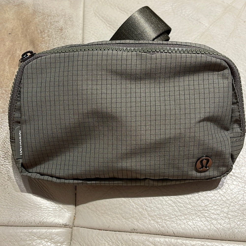 Brand new Lululemon everywhere belt bag in COBN/BLK color